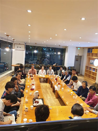 '图6:晚班新入门的学员在交流参加九讲班的心得体会'