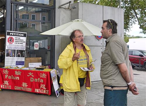 '图1~4:八月七日,在法国东部城市布雷斯堡(Bourg-en-Bresse)的集市上,向人们介绍法轮功及真相。'