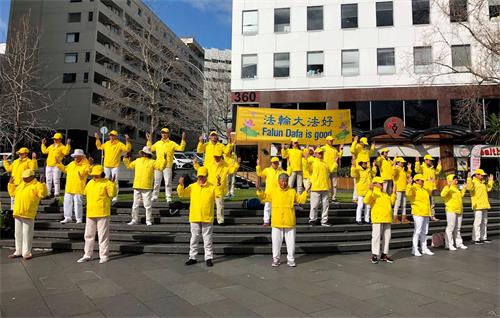 '图1:法轮功学员在新西兰奥克兰市中心最繁华的皇后街展示功法。'