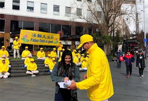 '图3:明白真相的民众纷纷在征签表上签字,支持法轮功学员反迫害。'