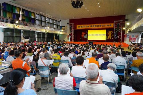 '图1:二零一九年八月十一日,南台湾法轮功学员近千人于屏东里港国中举办秋季一日学法交流,彼此互勉精進实修,下午全体聚集于活动中心大组学法和交流。'