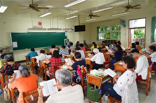 '图2:二零一九年八月十一日,南台湾法轮功学员近千人于屏东里港国中举办秋季一日学法交流,彼此互勉精進实修。上午分小组学法和交流,比学比修查找自己的不足。'
