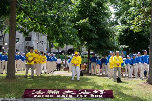 '图2~3:喧闹的广场上,法轮功学员悠缓安宁地炼功'