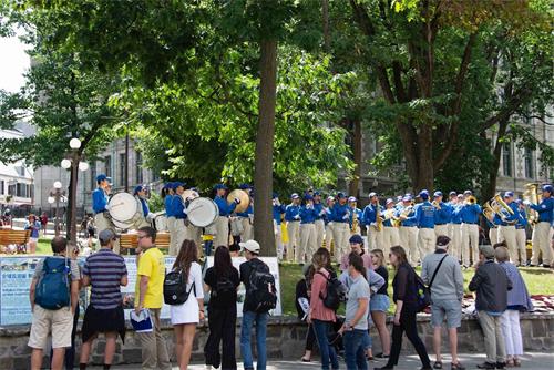 '图4:天国乐团的演奏让很多人驻足观看'