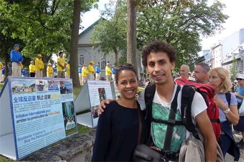 '图14:来自法国图尔的背包客Jose和Sophia支持法轮功学员反迫害。'