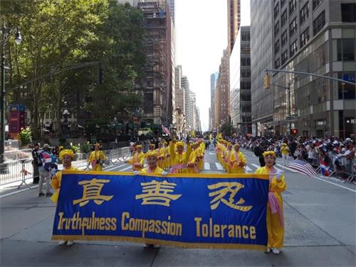 '图3:法轮功腰鼓队鼓声阵阵,给节日带来喜庆。'