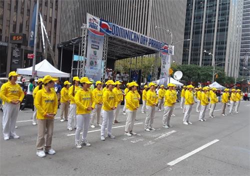 '图6:法轮功功法演示队在主席台前做表演。'