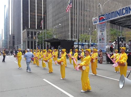 '图7:法轮功腰鼓队在主席台前做表演。'