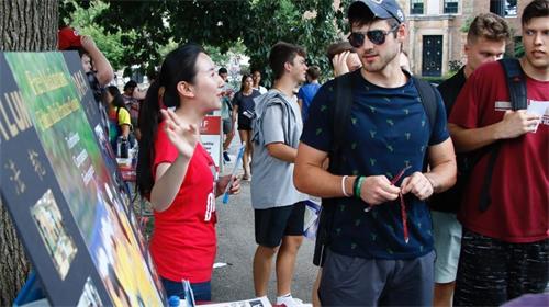 '图3:向来往的学生介绍法轮大法社团'