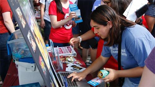 '图5:学生们纷纷留下联络方式'