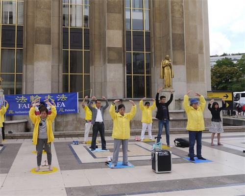 '图2:法轮功学员集体炼功'