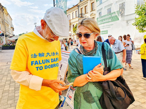 '图13:Danuta女士想要学炼法轮功。'