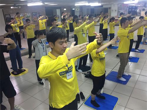 '图1:许多青年学子炼第二套功法都有超常感受,感到超常的能量。'