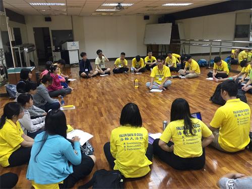 '图2:青年学子三天两夜密集学法交流,收获满满。'