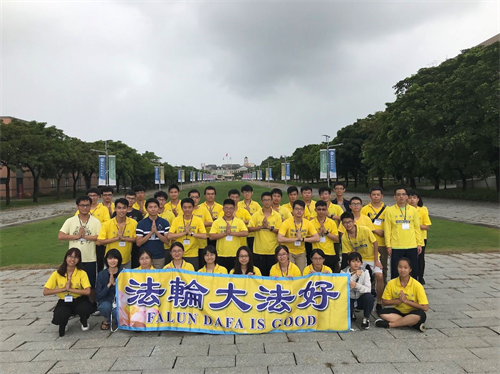 '图3:青年学子晨炼之后集体问候师尊并恭祝师尊中秋节快乐。'
