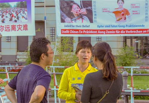 '图2~4:2-4:民众向法轮功学员了解真相'
