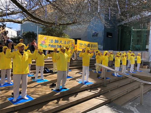 '图1:法轮功学员在奥提(Aotea)广场展示功法。'