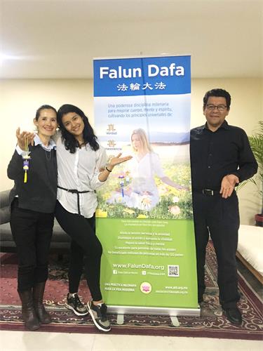 图6~8:参加九天班的学员合影