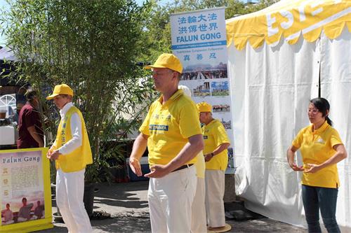 '图6~7:法轮功学员在展位前演示功法'