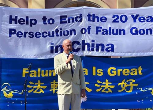 '图2:澳大利亚法轮大法学会发言人约翰·戴乐(John Deller)在集会上发言。'