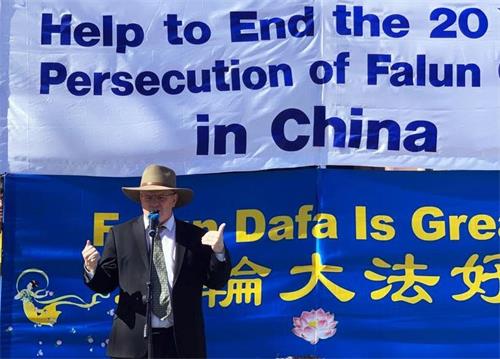 '图3:帕拉马塔(Parramatta) 市长安德鲁·威尔逊(Andrew Wilson)在集会上发言。'