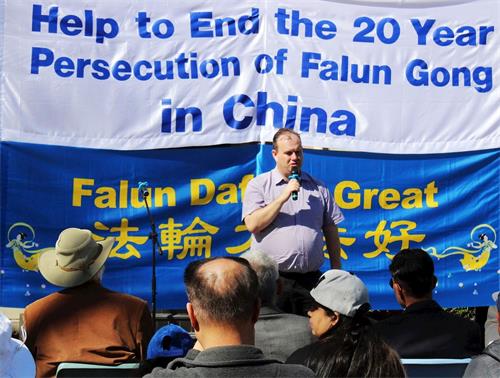 '图6:前帕拉玛塔市工党议员、律师詹姆斯·肖(James Shaw)在集会上发言。'