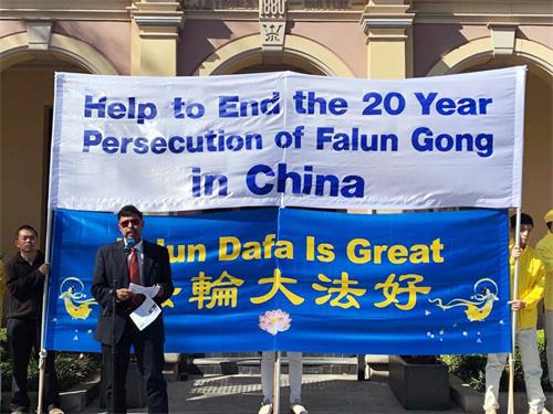 '图7:现任帕拉玛塔市澳洲联邦联合党候选人加内什·洛克(Ganesh Loke)将法轮大法称为光明,最终将结束中共政权的黑暗。'