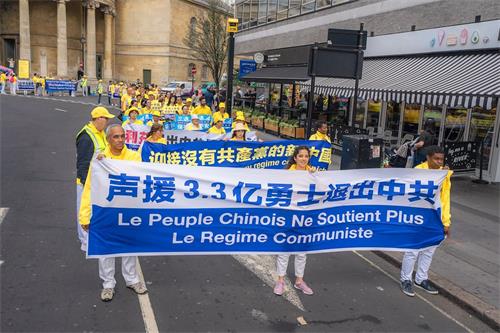 '图2:千名法轮功学员伦敦大游行,图为声援中国民众退出中共相关组织的方阵。'
