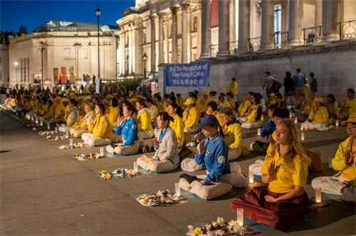 '图1~4:部份欧洲法轮功学员分别在特拉法加广场(Trafalgar Square)举行了烛光守夜活动'