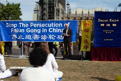 '图7:Dee:欧洲法轮功之友副主席 约翰·迪(John Dee)在发言中'