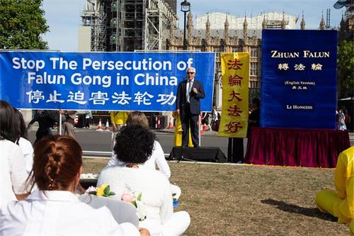 '图8:伦敦人权律师“独立人民法庭”法律顾问哈米德·萨比(Hamid Sabi)应邀在英议会广场“停止迫害法轮功”集会上发言'