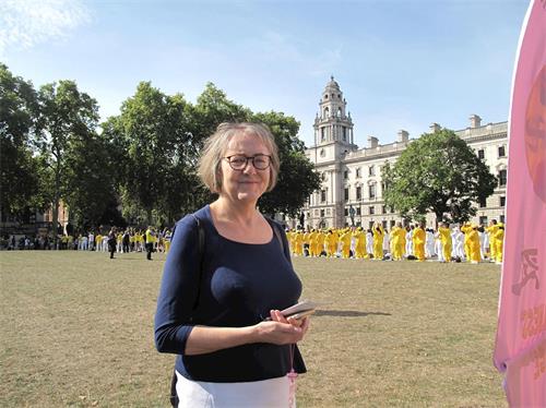'图11:二零一九年八月三十日,英国女士海伦·麦卡伦在伦敦议会广场'