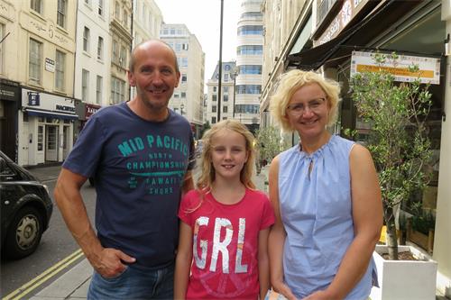 图14:德国巴伐利亚州的库姆(Kühn)一家觉得法轮功游行“很友好、很和平”。