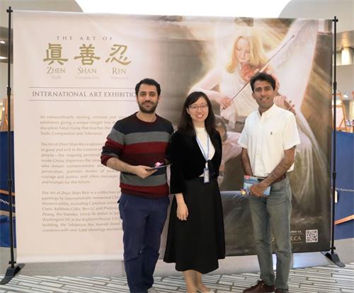 '图14:马泽法(Mozafar,左)先生和朋友贝纳格(Beynaghi,右)先生一起观看画展后与美展解说员合影。'