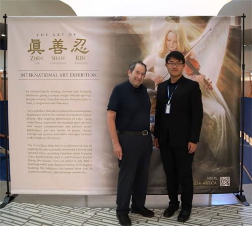 '图16:在政府工作的夏普(Sharpe)先生上班途中看到画展,看完所有画展作品后,主动来到前台讲述自己的感受'