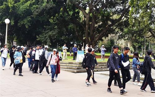 '图1:法轮功学员在悉尼海德公园集体炼功,传播大法的美好。'