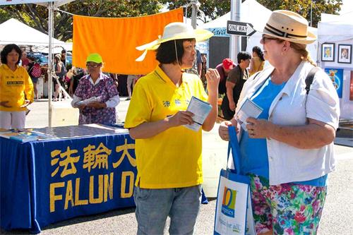 '图2~6:法轮功学员在讲真相'