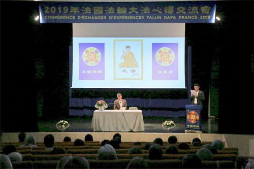 '图1:二零一九年八月四日,法轮大法学员在法国东部城市皮埃尔风丹(Pierrefontaine les Varans)市会议厅,召开了修炼心得交流会。'