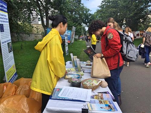 图2：学员也设立了真相桌，这位先生正在了解真相。