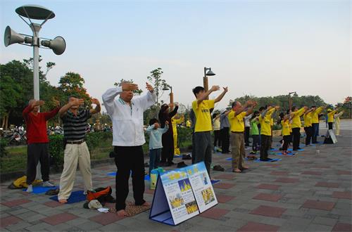 '图1:法轮功学员在台湾嘉义香湖公园集体炼功'