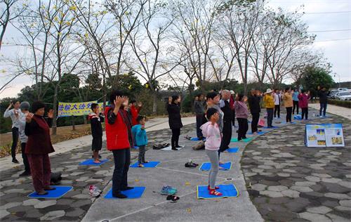 '图2:法轮功学员在台湾嘉义仁义潭风景区集体炼功'