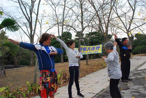'图6:法轮功学员在台湾嘉义仁义潭风景区义务教功'