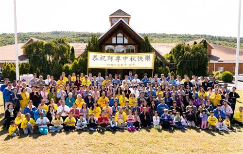'图1:二零一九中秋节前夕,纽约上州橙县及周边的中西方法轮功学员汇聚在橙县(Orange County)草坪,双手合十齐诵:“恭祝师父中秋快乐!法轮大法好!”'