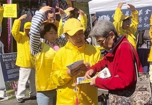 '图1~3:二零一九年九月八日,悉尼法轮功学员在越南社团中秋节庆祝活动中,展现法轮大法美好,传播法轮功的真相。'