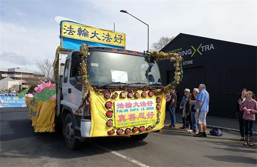 '图1~3:法轮功学员参加新西兰霍克斯湾丰收节大游行'