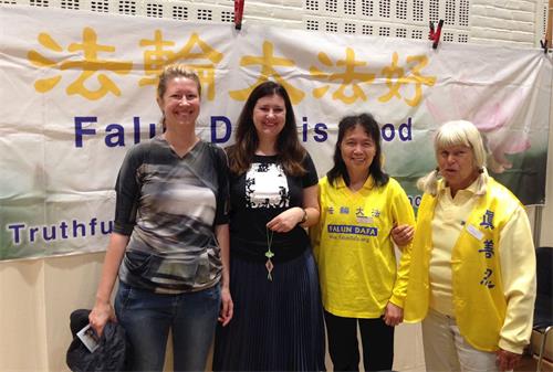 '图2:碧吉特(Birgit)和埃米莉(Emilie)女士高兴地和法轮功学员合影'