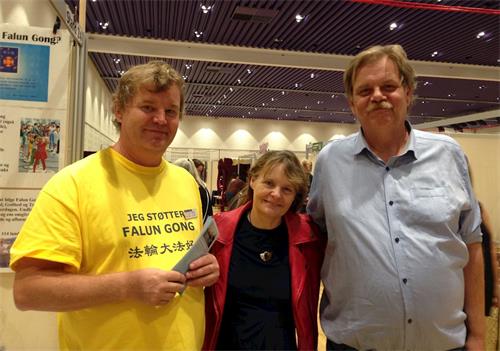 '图3:加斯帕(右)和碧吉特感觉炼法轮功对改善身体状态有帮助'