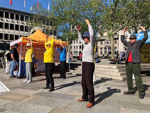 '图1:法轮功学员在科隆大教堂前展示功法'