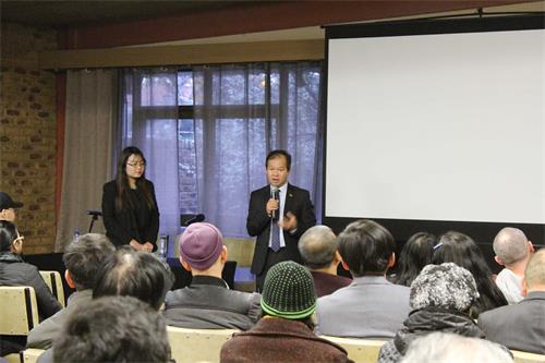 '图2:澳洲越南社区全国主席阮本(Bon Nguyen)在影片放映前致辞。'
