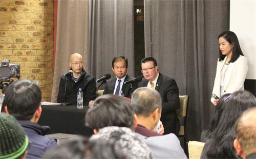 '图3:维州上议院议员菲恩(Bernie Finn MP)在回答观众提问。'